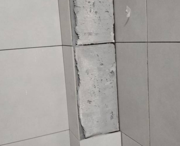 长葛瓷砖空鼓维修公司分享下瓷砖施工前基层浇水润湿程度不足，可能导致以下问题